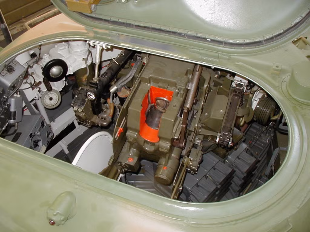 Vũ khí chính của PT-76B là pháo D-56TS 76,2mm có hệ thống ổn định 2 trục STP-2P Zarya 2, bọng hút khói (tránh khói thuốc đạn pháo đẩy ngược vào trong khoang lái). Trong ảnh là bộ phận nạp đạn khẩu D-56TS trong tháp pháo PT-76B, tốc độ bắn (tùy vào pháo thủ) lên đến 7 phát/phút.