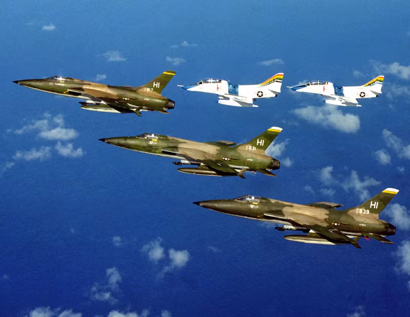 Chuyên gia phân tích hàng không quân sự người Australia Carlo Kopp cũng từng nhận xét rằng, F-35 có nhiều điểm giống với F-105 trước đây đến kỳ lạ. Cả hai đều là máy bay chiến đấu sử dụng một động cơ mạnh nhất ở thời điểm đó. Trọng lượng rỗng của 2 máy bay đều khoảng 12,2 tấn, sải cánh 10,6 m.