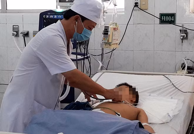 Bé 6 tuổi suýt mất mạng vì hóc thịt viên khi ăn bún Be 6 tuoi suyt mat mang vi hoc thit vien khi an bun