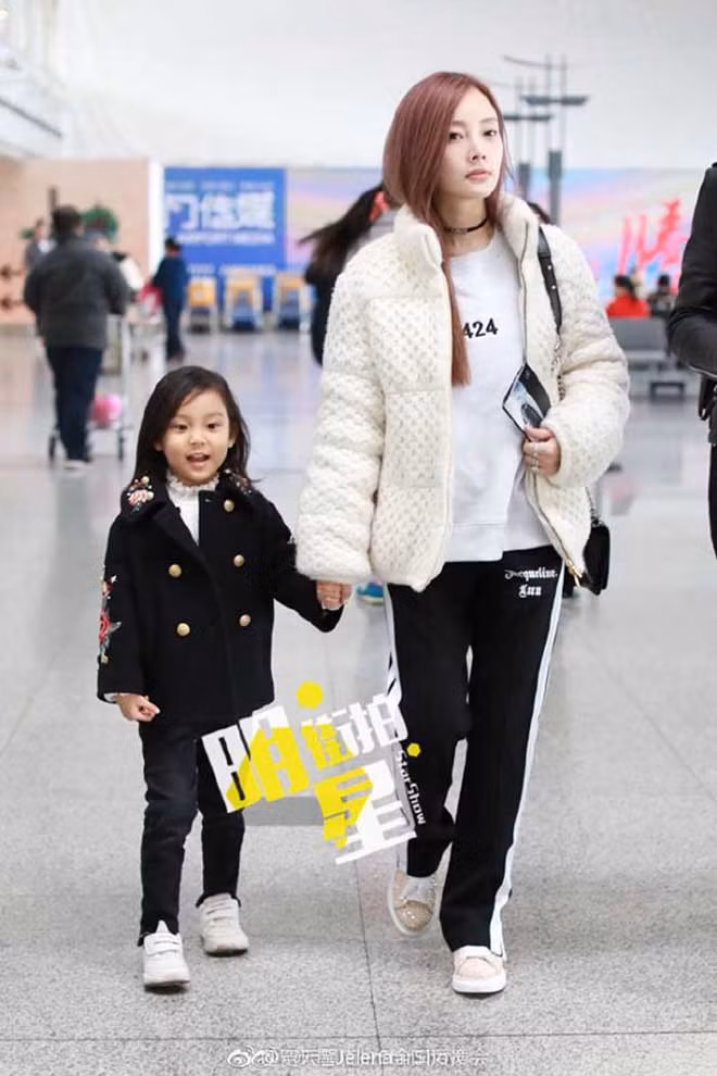 Sau scandal tai tiếng Lý Tiểu Lộ nhiều lần được cánh paparazzi bắt gặp đưa đón con gái đi học, đi chơi.