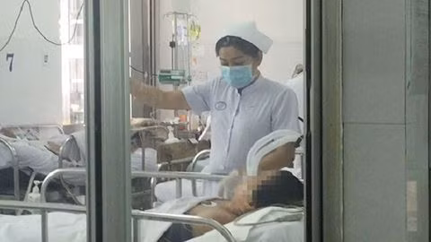 Một bệnh nhân mắc cúm A/H1N1 đang cách ly điều trị trong tình trạng nguy kịch.