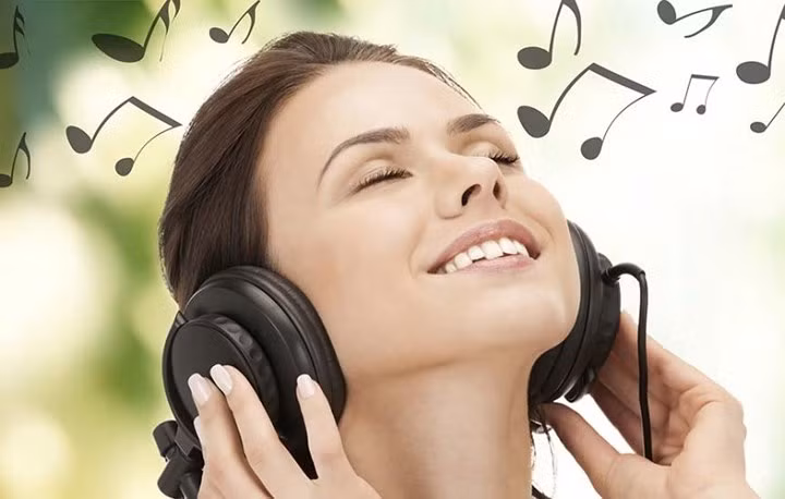 Tránh căng thẳng: Căng thẳng có thể gây ra rất nhiều vấn đề về sức khỏe như tiểu đường và đột quỵ và nó cũng có thể gây ra các vấn đề về da như mụn trứng cá và nếp nhăn. Không dừng lại ở đây, nếu bạn có quá nhiều căng thẳng nó thậm chí có thể khiến tóc bạc sớm. Hãy dành thời gian cho bản thân, thư giãn, đi spa, xem phim, mua sắm, nghe nhạc, gặp gỡ bạn bè, làm bất cứ điều gì có thể giúp bạn thư giãn và làm bạn cảm thấy vui vẻ.