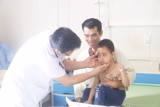 Bé Phong bị suy tuyến thượng thận nặng do lạm dụng thuốc cortisol điều trị. Ảnh: T.Q. Bé Phong bị suy tuyến thượng thận nặng do lạm dụng thuốc cortisol điều trị. Ảnh: T.Q.