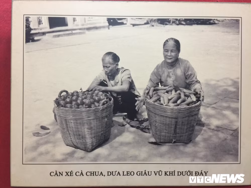 Nhờ đó, rất nhiều vũ khí với nhiều chủng loại gồm súng ngắn, AK, đạn các loại, B40, bộc phá… được vận chuyển về căn hầm, chờ ngày xuất kích.