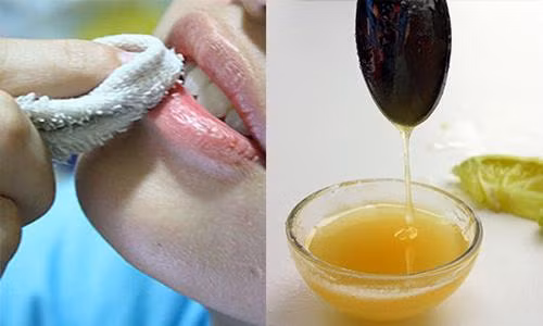 Làm sạch môi và thoa hỗn hợp lên.