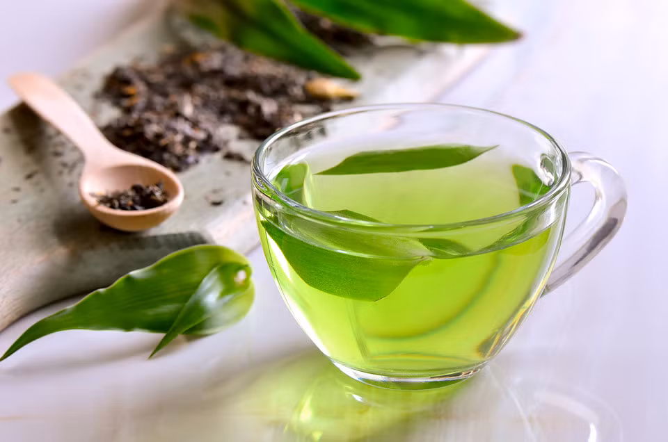 Thay vì uống một tách cà phê, bạn có thể thay bằng một cốc trà xanh. Axit amino có trong trà xanh sẽ tác động trực tiếp lên não, làm bình ổn và giữ cho bạn tỉnh táo, đẩy lùi cơn buồn ngủ hữu hiệu.