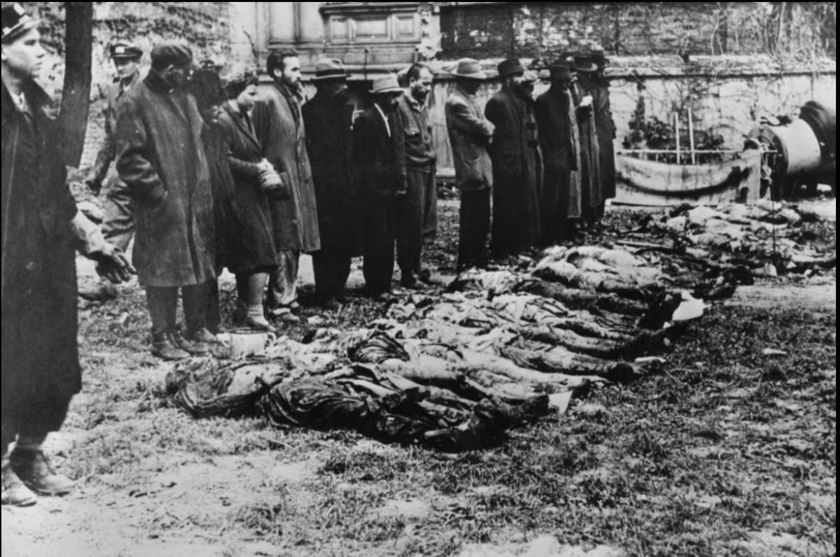 Nhân dân Đức xem xác người tù Do thái tại trại tập trung Auschwitz sau chiến thắng. Quân đồng minh đã mang nhiều nhóm thường dân qua các trại để cho họ thấy những câu chuyện kể về các trại giam không chỉ là tuyên truyền.