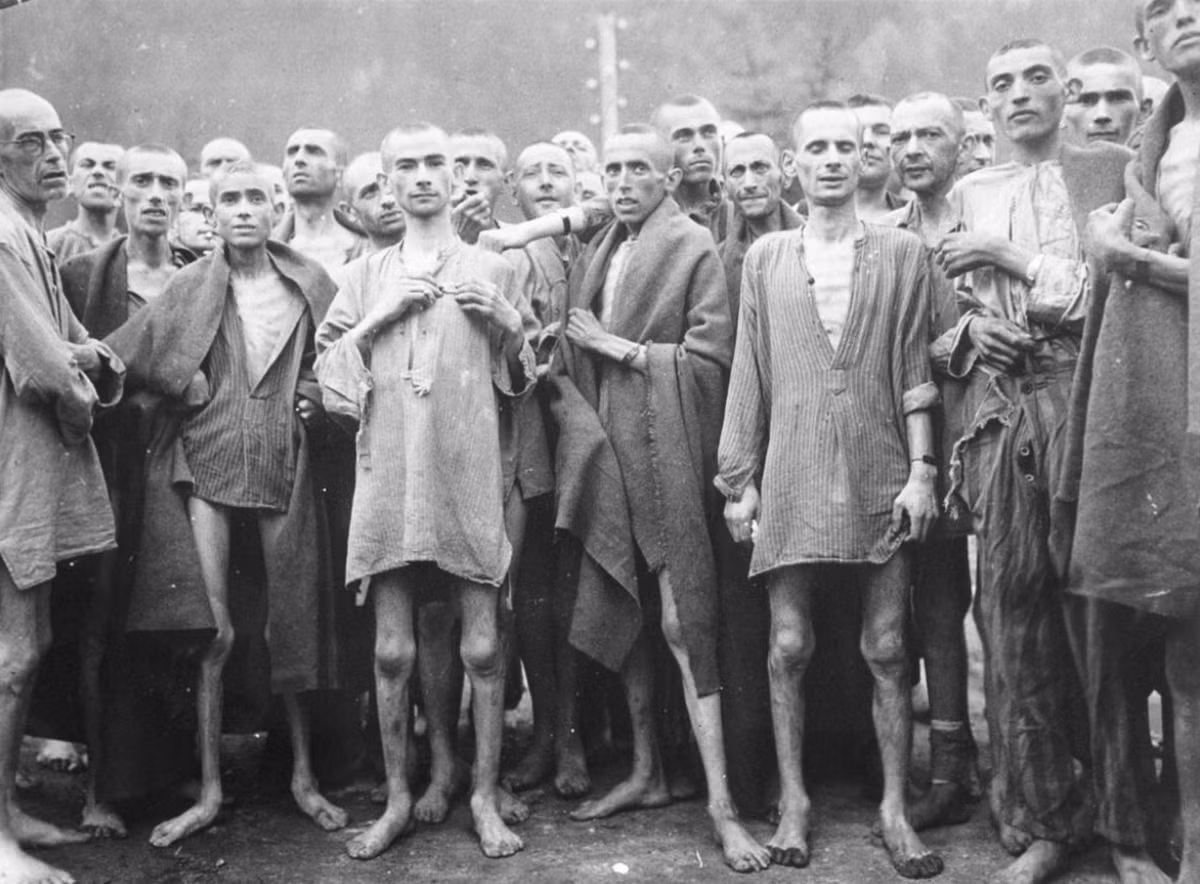 Các tù nhân gần như chết vì đói trong trại tập trung vào ngày 7/5/1945 tại Ebensee, Áo. Trại này được sử dụng để thử nghiệm "khoa học".