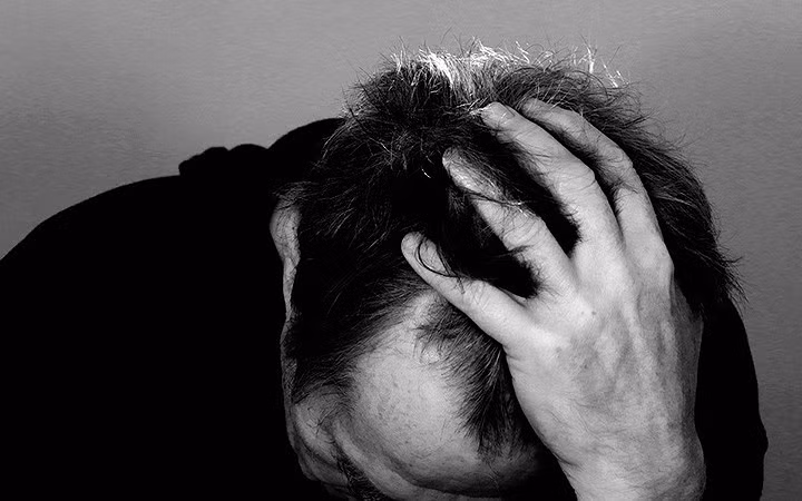 Hại về thần kinh: Chất ngọt tự nhiên này cũng có thể làm tổn thương dây thần kinh. Mật ong nguyên chất bao gồm một nhóm các hợp chất hóa học được gọi là 'grayanotoxins' có độc tố đối với hệ thần kinh. Các độc tố này được loại bỏ khỏi thực phẩm trong quá trình thanh trùng. Nhưng khi ăn mật ong sống, chúng sẽ phá hủy các tế bào thần kinh của chúng ta. Kết quả là, nó làm gián đoạn các hoạt động bình thường của hệ thần kinh.