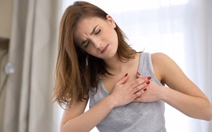 Phản ứng độc: Mật ong được sản xuất từ mật hoa của hoa đỗ quyên chứa một số độc tố có thể gây ra phản ứng bất lợi trong cơ thể. Loại này ảnh hưởng trực tiếp đến hệ tim mạch, gây hạ huyết áp, đau ngực và một số vấn đề về tim khác.
