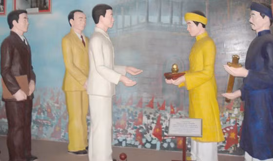 Cảnh Bảo Đại thoái vị, trao ấn kiếm được tái hiện tại bảo tàng Lịch sử - Cách mạng Thừa Thiên - Huế.