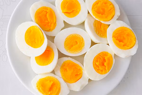 Trứng rất giàu biotin, giúp tóc phát triển nhanh và khoẻ mạnh.