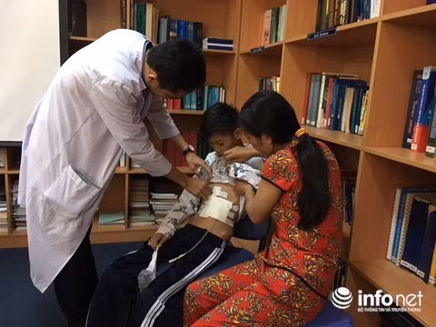 Bệnh nhi đang hồi phục sau ca mổ tái tạo dạ dày.