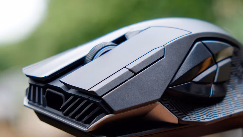 Asus ROG Spatha (3,88 triệu đồng): Với thiết kế dành cho người có cỡ tay lớn, ROG Spatha khá to và nặng. Chuột có gồm 12 nút lập trình, được tối ưu cho game MMO. Asus trang bị cho ROG Spatha cảm biến laser với độ phân giải đến 8.200 DPI và 150 IPS. Các nút trên thiết bị đều sử dụng công tắc Omron có tuổi thọ 20 triệu lần nhấn. ROG Spatha đi kèm phần mềm ROG Armoury giúp thay đổi các thông số và hỗ trợ profile người dùng.