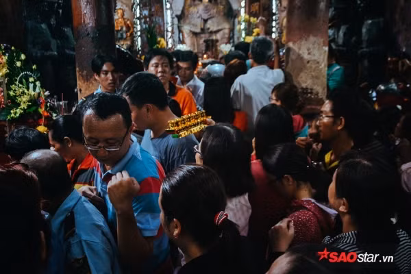 Phải chen chúc nhau để tìm lối ra. Để đề phòng trộm cắp, bảo vệ luôn túc trực thường xuyên.