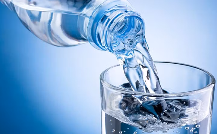 Nước giúp duy trì mức độ pH trong miệng. Với nồng độ axit cao trong miệng là môi trường cho các vi trùng gây sâu răng phát triển. Uống 4-5 ly nước sẽ giúp bảo vệ răng của bạn.