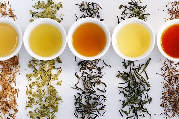 Các loại trà xanh và đen được các nha sĩ khuyên dùng cho răng khỏe mạnh vì chúng có chứa các chất polyphenol chống lại vi khuẩn.