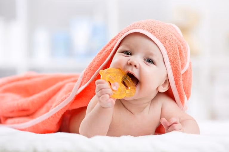 Mẹ hãy cho bé đồ chơi với đồ chơi yêu thích khi bé bị nấc. (Ảnh minh họa).