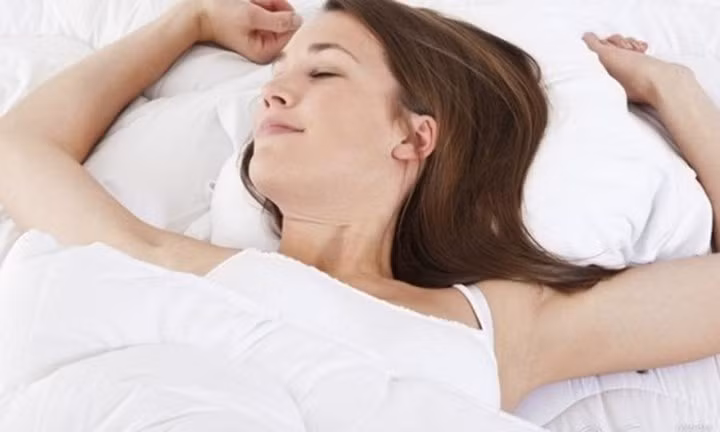Ngủ đúng cách: Nằm ngửa khi ngủ sẽ giúp giải quyết vấn đề chảy nước dãi. Nếu bạn cảm thấy không thoải mái khi nằm ngửa, bạn nên tham khảo ý kiến bác sĩ vì đây có thể là triệu chứng của vấn đề sức khỏe.