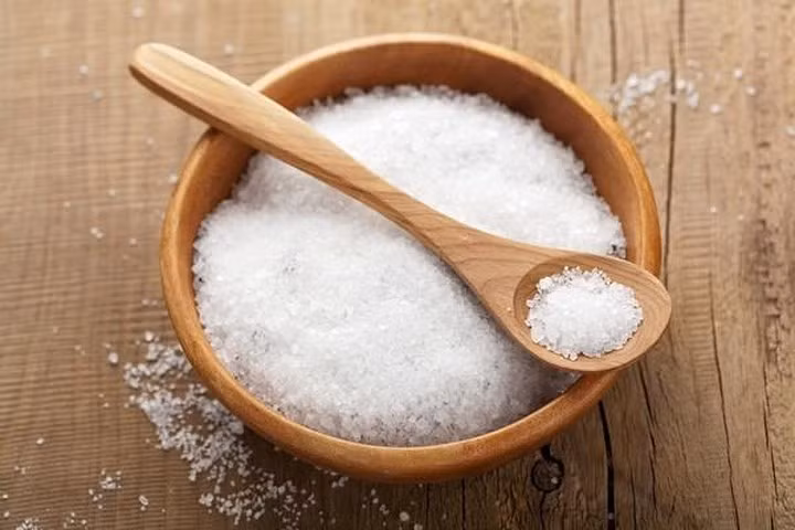 Tăng lượng iốt: Iốt có thể giúp ngăn tóc của bạn chuyển sang màu trắng hoặc xám và do đó cần đảm bảo bạn có đủ lượng chất thông qua chế độ ăn uống. Rau bina, chuối và cà rốt rất giàu Iốt. Ngoài ra, thay vì dùng muối ăn thông thường, hãy cố gắng sử dụng muối iốt.