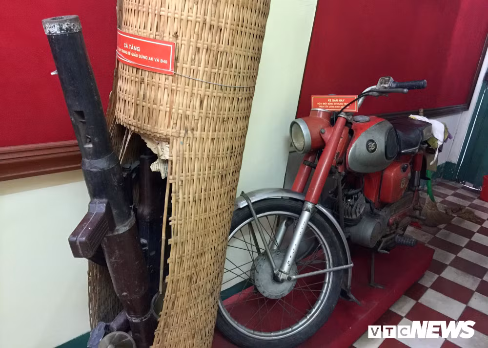 Cà tang đựng vũ khí và xe gắn máy từng phục vụ cho cuộc tổng tấn công nay cũng được trưng bày tại ngôi nhà.