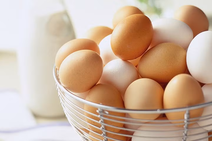 Trứng: Trứng rất bổ dưỡng và có lợi cho sức khỏe, nhưng khi cho trẻ sơ sinh ăn trứng mẹ cần lưu ý vì đây là một trong các thực phẩm dễ gây dị ứng (chủ yếu là dị ứng với các protein trong lòng trắng trứng) cho trẻ. Các triệu chứng dị ứng trứng thường xảy ra một vài phút đến vài giờ sau khi ăn trứng. Các dấu hiệu dị ứng từ nhẹ đến nặng bao gồm phát ban da, nổi mề đay, viêm mũi, nôn mửa hoặc các vấn đề tiêu hóa khác hoặc thậm chí nguy hiểm hơn là gây ra sốc phản vệ, đe dọa tính mạng.