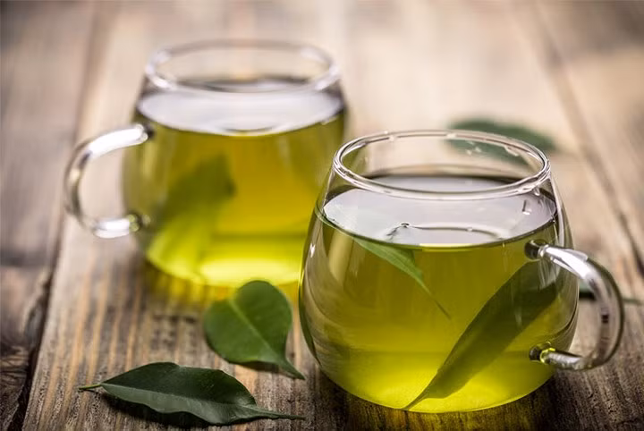 Uống trà xanh: Rất nhiều người ngày nay đã thay thế cà phê bằng trà xanh, vì trà xanh được biết là có một số lợi ích sức khỏe tuyệt vời. Hàm lượng chất chống oxy hóa trong trà xanh không chỉ giúp giảm căng thẳng, giảm cân mà nó còn giúp ngăn ngừa các tổn thương gốc tự do do da gây ra bởi tia cực tím của mặt trời, do đó ngăn ngừa ung thư da.