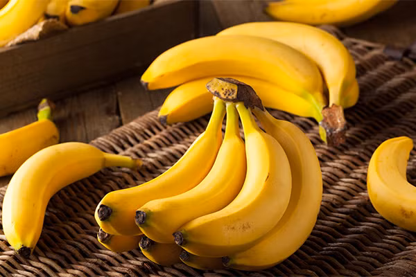 Chuối rất giàu khoáng chất và vitamin E, C, B và A, giúp chăm sóc da khỏe mạnh và phục hồi tóc bị hư tổn.