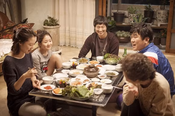 Khi chưa có lối đi thì chúng tôi gần nhà xa ngõ, mở cửa rồi chúng tôi dễ dàng qua lại hàn huyên tâm sự mỗi ngày (Ảnh minh họa).