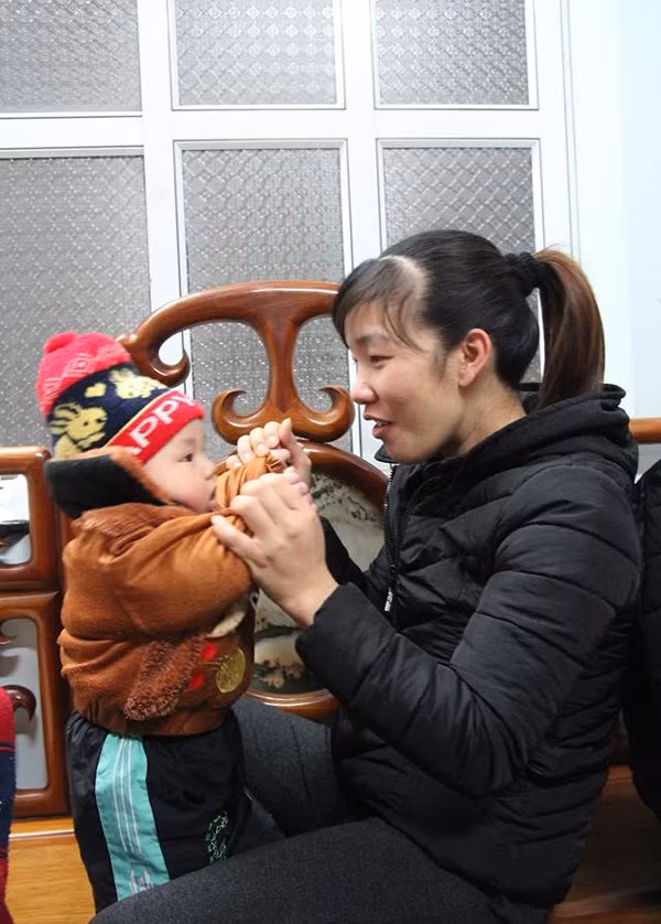 Bé ăn ngoan, ngủ ngoan, nặng hơn 10kg và đang tập đứng