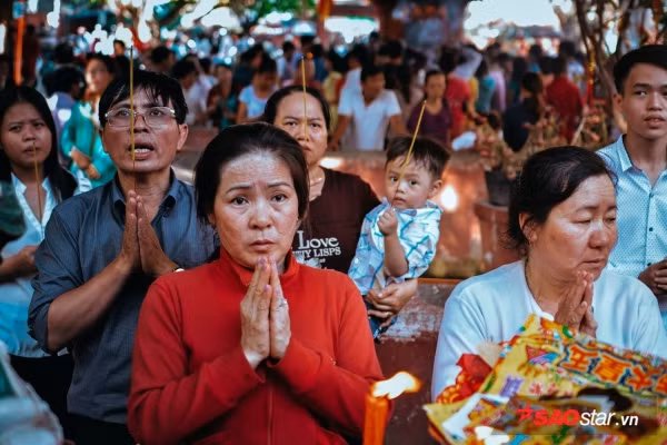Vía chư thiên là hoạt động truyền thống của người dân Sài Gòn vào đầu năm để cầu may mắn, ấm no, hạnh phúc.