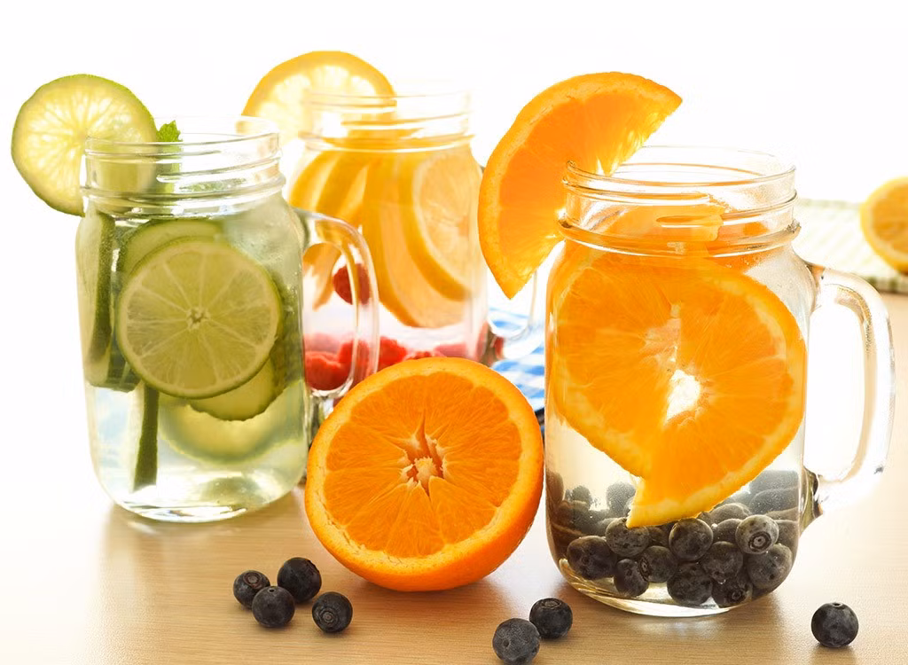 Trái cây họ cam quýt: Cam, chanh... là những trái cây giàu vitamin C, giúp tăng cường khả năng miễn dịch của cơ thể. Một ly nước cam, chanh với chút đá có thể khôi phục lại sự cân bằng của chất điện giải và bổ sung các khoáng chất bị mất. Ảnh: Eatthis.
