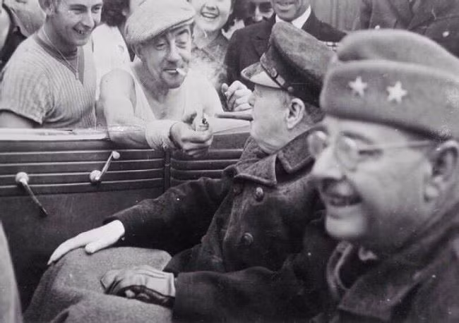 16. Một người Pháp châm thuốc cho Winston Churchill 1944 Một người Pháp đốt xì gà của Winston Churchill sau thất bại của quân đội Đức. Churchill đến Cherbourg vào ngày 10/6/1944, vài ngày trước khi các lực lượng Đồng Minh đổ bộ lên bãi biển Normandy làm quân tiếp viện. Và hàng năm cứ đến ngày 6/6, hàng vạn cựu chiến binh và cả du khách từ khắp nơi trên thế giới lại đổ về đây để kỷ niệm sự kiện này với tên gọi là D- Day.