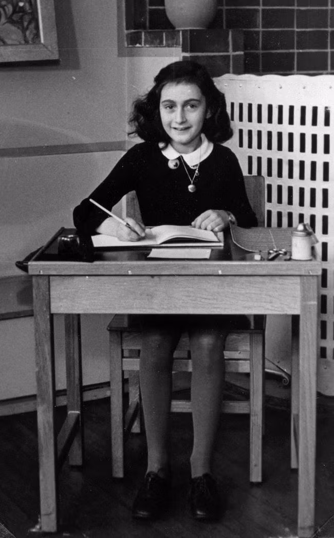 14. Anne Frank, 1940 Bức ảnh cực quý hiếm này chụp từ năm 1940 khi Anne Frank 6 tuổi, tại Montessorischool ở Amsterdam. Anna Frank nổi tiếng với “ Nhật ký Anna Frank” - cuốn sách phơi bày tội ác của phát xít Đức một cách thuyết phục và cảm động. Năm 1999, tạp chí Time vinh danh Anne Frank là một trong những người anh hùng của thời đại và biểu tượng của thế kỷ 20 trong danh sách "Những người quan trọng nhất của thế kỷ”. Họ nói, "Với cuốn nhật ký giữ trong một tầng áp mái bí mật, cô bé đã can đảm vạch trần Đức Quốc xã và cất tiếng nói đấu tranh cho phẩm giá con người”. 