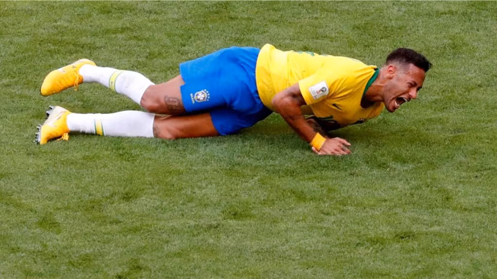 Neymar có pha diễn kịch trong trận gặp Mexico. Hành động ấy vấp phải sự chỉ trích của nhiều người.