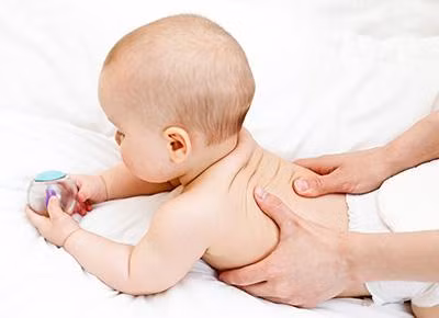 Massage lưng nhẹ nhàng giúp ngăn ngừa nấc cục ở trẻ sơ sinh. (Ảnh minh họa).