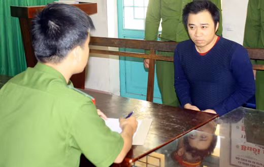 Lấy lời khai một đối tượng mua bán ma túy.