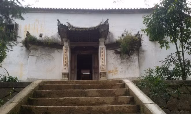 Dinh họ Vương có diện tích gần 3.000m2 nằm giữa thung lũng Sà Phìn. Ảnh: Vân Ảnh.