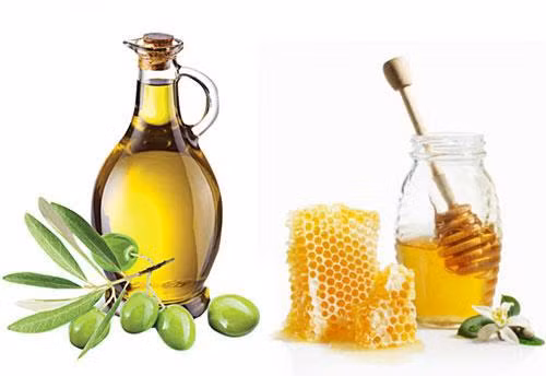 Trị thâm môi nhờ mật ong, oliu Đã xong bước làm sạch thì các chị em cùng tiến hành ngay bước đặc trị này nhé. Trong dầu Oliu rất giàu hàm lượng chất béo và chất chống Oxy hoá, Viatamin E,.... đây đều là những chất có tác dụng tích cực cho môi. 