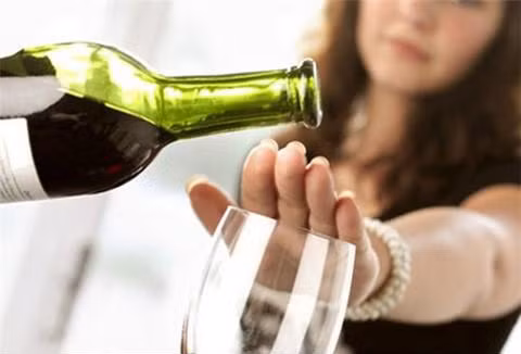 Nói tạm biệt với những chất kích thích như rượu bia, cà phê, trà để môi của nàng không phải ngày ngày dần tối màu đi.