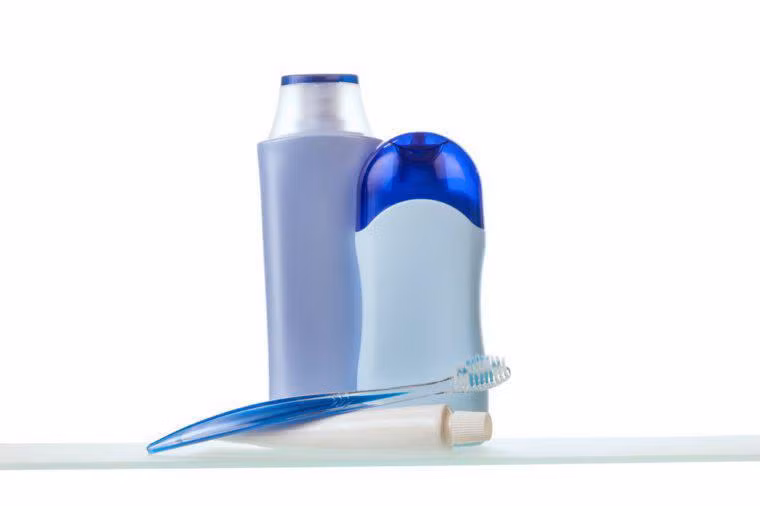  5. Triclosan trong các sản phẩm xà phòng diệt khuẩn, khử mùi và kem đánh răng Tác nhân kháng khuẩn là một chất gây rối loạn nội tiết giống như phthalates. Triclosan có mặt ở khắp nơi, nhất là trong các sản phẩm chăm sóc cá nhân. Tháng 9 năm 2016, nó bị cấm sử dụng trong xà phòng sau một đánh giá mức độ rủi ro của Cơ quan Quản lí Thực phẩm và Dược phẩm Hoa Kỳ (FDA). Cơ quan này cho rằng, việc sử dụng các sản phẩm kháng khuẩn trong gia đình hoàn toàn không có lợi ích gì, thậm chí làm tăng khả năng phơi nhiễm triclosan. Giải pháp: Tránh xa bất kì sản phẩm nào được dán nhãn kháng khuẩn.