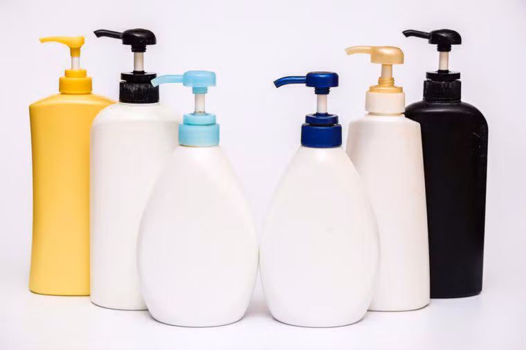  2. Phthalates, xuất hiện trong các hoá mỹ phẩm phòng tắm Phthalates là một chất gây rối loạn nội tiết khác, gây ra hiện tượng giảm lượng tinh trùng, dị tật bẩm sinh, béo phì và tiểu đường. Phthalates thường được sử dụng trong sản xuất nhựa dẻo, tạo ra các sản phẩm như đồ chơi và chai lọ. Tuy vậy phthalates cũng thường được tìm thấy trong các sản phẩm chăm sóc cá nhân như sơn móng tay, thuốc xịt tóc, sữa rửa mặt, xà phòng, dầu gội đầu và nước hoa.