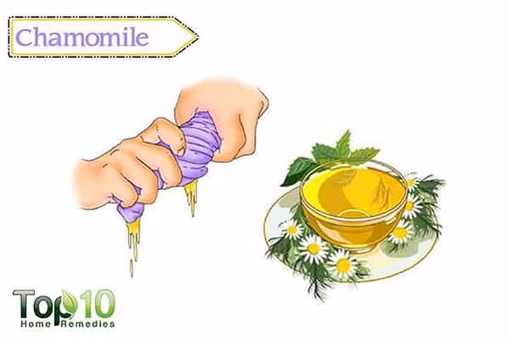  10. Trà hoa cúc: Do tác dụng chống dị ứng mạnh mẽ, trà hoa cúc cũng có thể được sử dụng để giúp làm giảm đỏ mắt. Nó ức chế sự giải phóng histamin, giúp ngăn ngừa phản ứng dị ứng có thể dẫn đến mắt đỏ. Ngâm 1 túi trà hoa cúc vào một cốc nước nóng trong 5 phút. Lấy túi trà ra và để trà nguội. Sử dụng trà rửa mắt 2 hoặc 3 lần một ngày. Ngoài ra, đặt túi trà hoa cúc đã qua sử dụng vào tủ lạnh. Đặt các túi trà ướp lạnh lên mí mắt trong khoảng 10 phút. Làm điều này 3 hoặc 4 lần một ngày để mắt phục hồi nhanh.