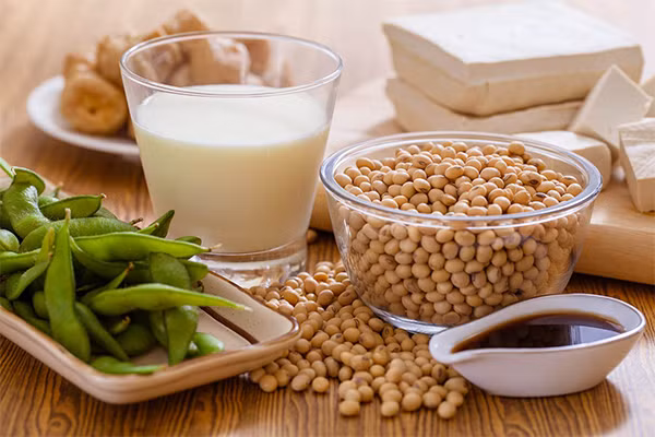 Đậu nành là nguồn cung cấp protein thực vật tuyệt vời cho tóc, giúp chắc khoẻ hơn.
