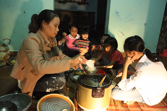 Bữa cơm ngày thường của gia đình chị Hồng thường chỉ có rau