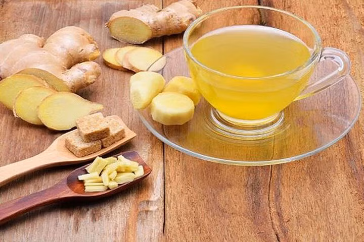 Gừng được coi là một loại dược thảo có tính chống viêm mạnh. Gừng giúp giảm đau cơ và viêm khớp ở những người bị viêm xương khớp và viêm khớp dạng thấp. Gốc của gừng được biết để điều trị viêm xương khớp. 