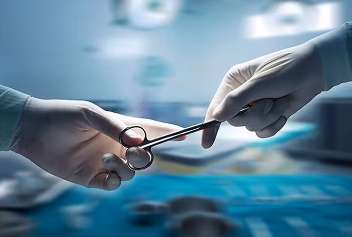 Không nên cho người chuẩn bị phẫu thuật ăn: Vì quả việt quất có đặc tính làm loãng máu do sự hiện diện của salicylat và vitamin K, nếu bạn sắp có bất kỳ loại phẫu thuật nào, bạn phải hoàn toàn tránh phải ăn quả việt quất ít nhất 2-3 tuần trước khi phẫu thuật. Quả việt quất có thể trì hoãn việc chữa lành các vết thương sau phẫu thuật. Ngoài ra, chúng có thể ảnh hưởng xấu đến lượng đường trong máu trước, trong và sau phẫu thuật.