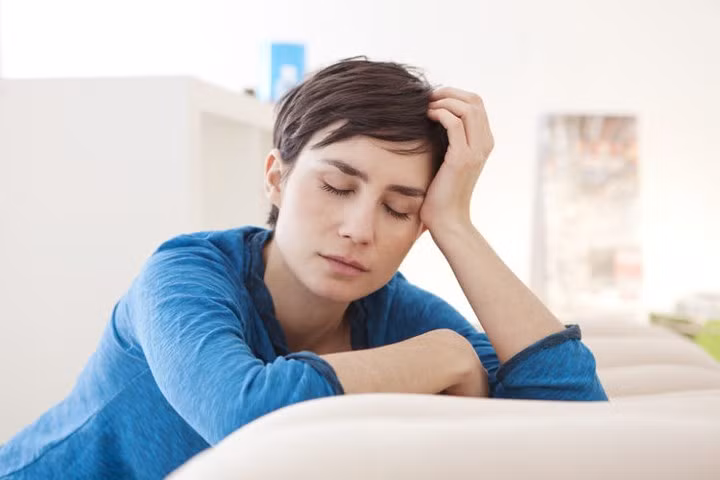 Hạ đường huyết: Đối với bệnh tiểu đường, việc dùng lá việt quất dưới dạng chất bổ sung có thể dẫn đến giảm mức đường trong máu và làm tăng độ nhạy cảm với insulin. Tuy nhiên, trái việt quất tiêu thụ vừa phải có thể giúp bệnh nhân tiểu đường giải phóng đường vào máu chậm mà không có bất kỳ nguy cơ tăng mức đường đột ngột nào. Bạn nên tham khảo ý kiến bác sĩ trước khi đưa quả việt quất vào trong chế độ ăn uống hàng ngày.