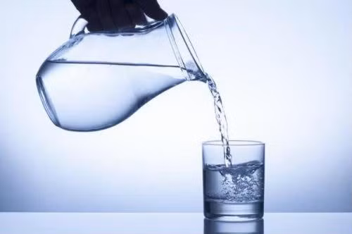  Nước uống chưa đun sôi Bà bầu uống nước chưa đun sôi có thể khiến cơ thể bị nhiễm khuẩn và mắc một số bệnh về đường tiêu hóa, bị tiêu chảy vì rất nhiều vi sinh vật gây bệnh sẽ tồn trại trong nước. Vì vậy, lời khuyên phổ biến dành cho các bà bầu là nên uống nước sôi để nguội để đảm bảo an toàn tuyệt đối. 