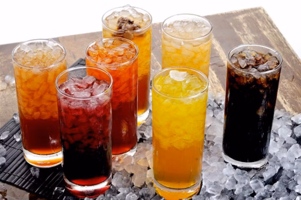  Nước uống có ga Bà bầu nên bỏ thói quen uống nước có ga trong thai kỳ. Thành phần phosphate trong các sản phẩm nước giải khát kết hợp với nguyên tố sắt trong thực phẩm sẽ sinh ra các chất hóa học ảnh hưởng đến sức khỏe bà bầu. Một số chất sắt trong cơ thể bà bầu sẽ bị mất đi làm gia tăng nguy cơ thiếu máu do thiếu sắt. 